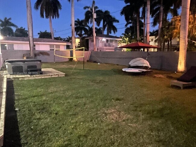 Building Photo - 715 Hollywood Blvd