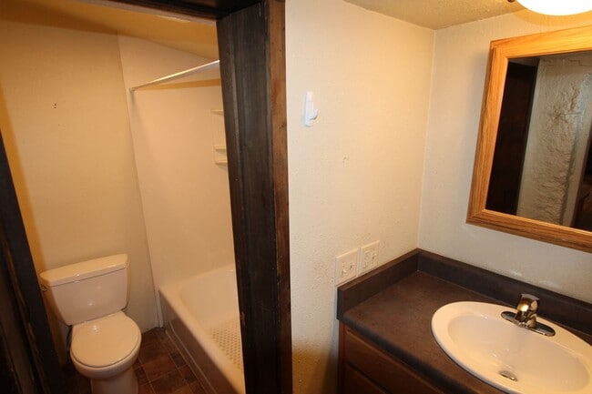 Building Photo - Charming Single-Story Home Near NAU | Fenced Yard + Fireplace