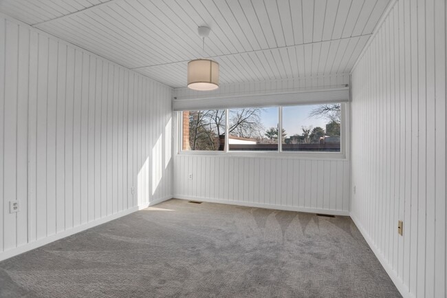 Building Photo - AMAZING SPACIOUS END UNIT TOWNHOUSE IN PRIME LOCATION