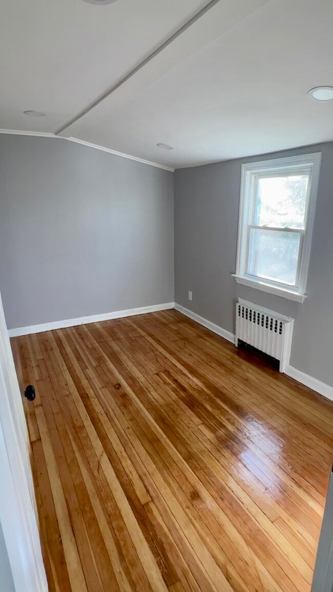 Building Photo - 80 E 1st St