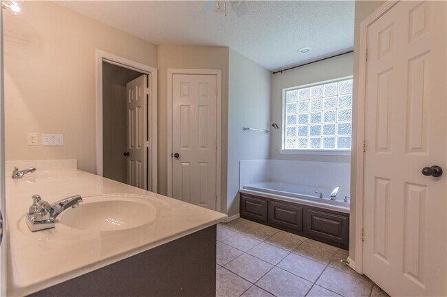 Building Photo - 3903 SW Cherry Rd