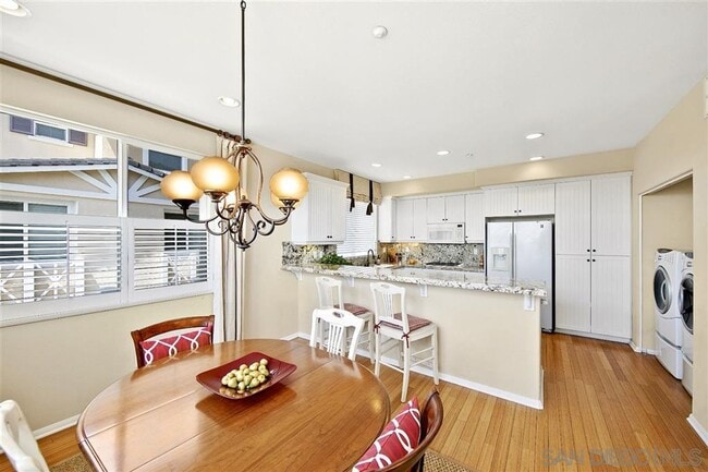 Building Photo - 3 Bedroom 3.5 Bathroom Townhouse in Sunset Cove