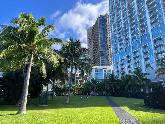 Building Photo - Koula: New 2 Bed, 2 Bath Condo with 1 Park...