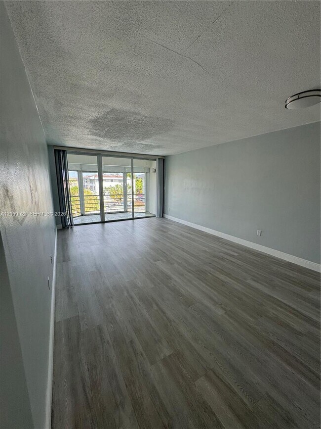 Building Photo - 1398 NE 191st St