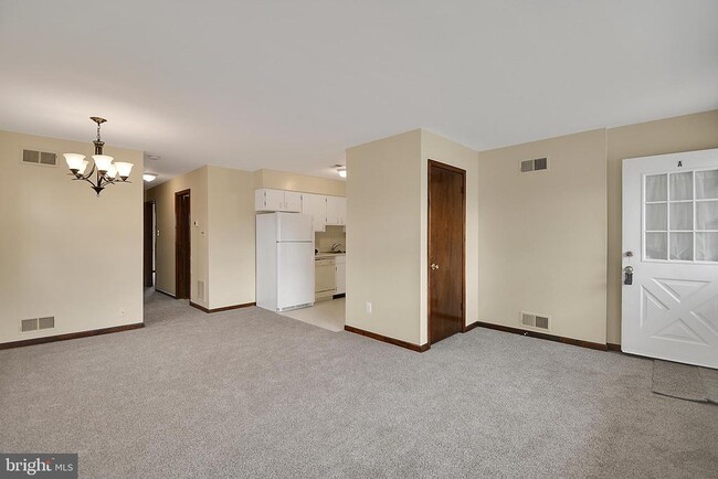 Building Photo - 602 Country Ln