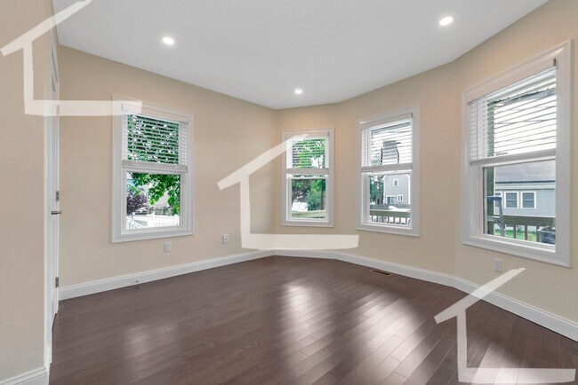 Building Photo - Huge 5 bed in Medford