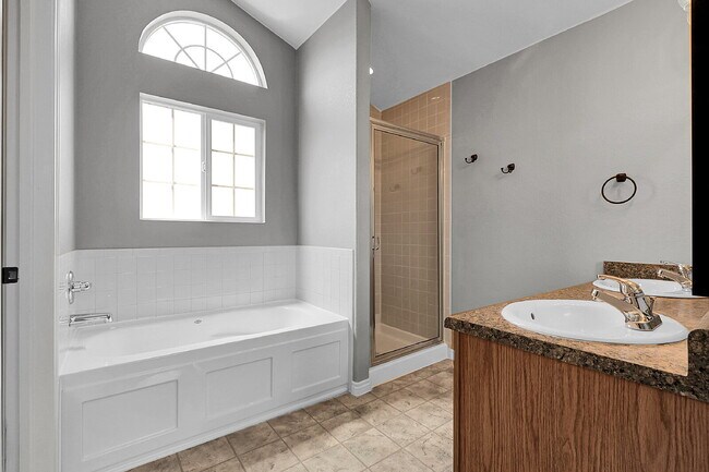 Building Photo - $2,640.95- 3 Bed, 3 Bath Townhome in Aurora with Central AC, In Unit Laundry and Patio Space!