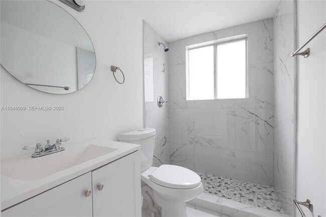 Building Photo - 979 SW 10th St