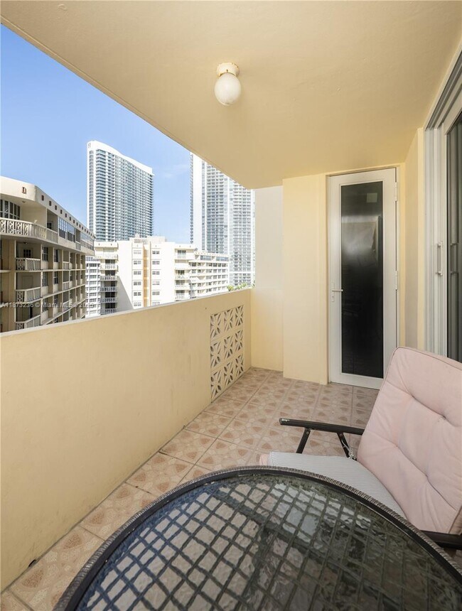 Building Photo - 1833 S Ocean Dr