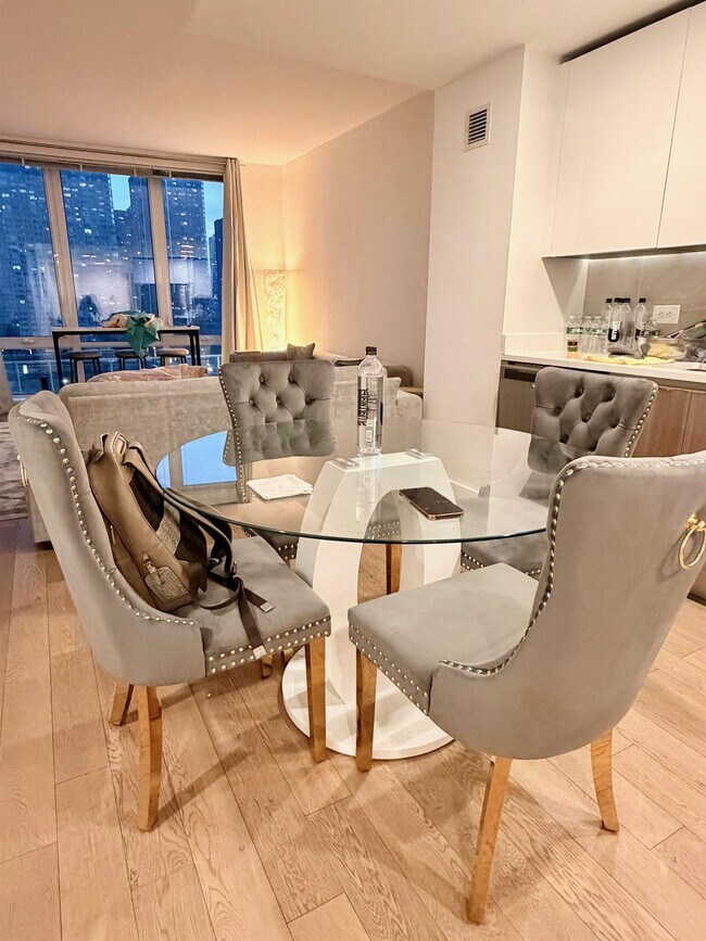 Building Photo - 25 Park Ln S