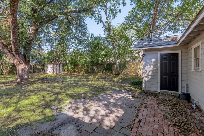 Building Photo - 1528 Ave P