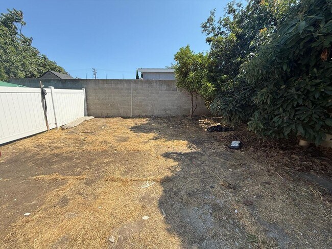 Building Photo - 1302 W 109th St
