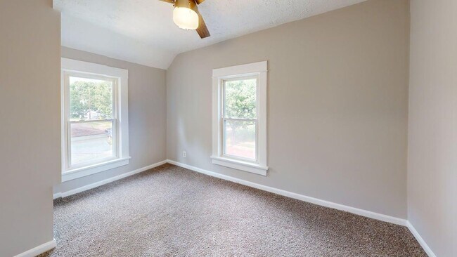 Building Photo - 982 Collinwood Ave