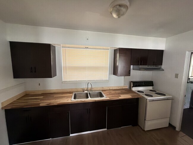 Building Photo - 10000 Knollcrest Ct