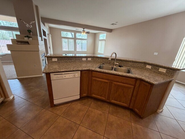 Building Photo - Spacious 4 bedroom