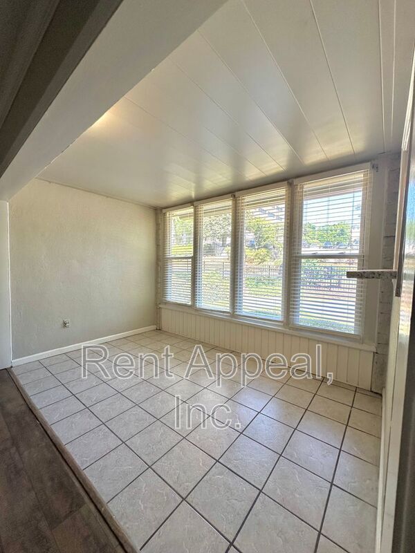 Building Photo - 346 Carpenter Dr NE