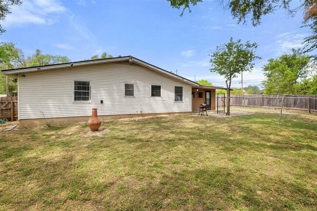 Building Photo - 1803 Victoria Dr
