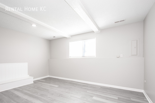 Building Photo - Roomy 3-bed, 2-full-bath Duplex w/finished...