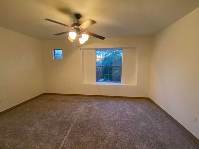 Building Photo - 9813 Sandhill Dr