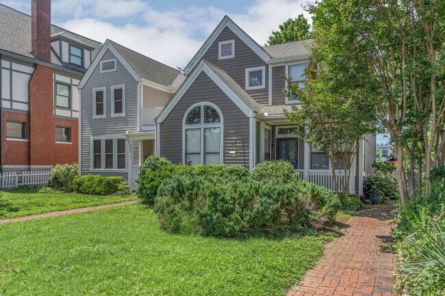 Building Photo - Charming 2 Bed 2 Bath Home on Historic Rus...