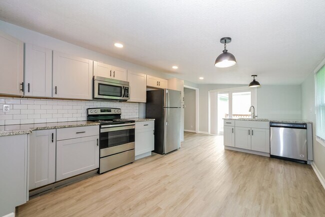 Building Photo - 3 BR / 2.5BA | Updated Single Family Home | 2-Car Garage Parking | Private backyard!