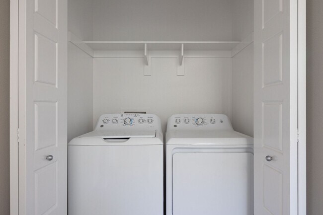 Building Photo - Spacious 4 Bedroom Townhome in the Milleni...