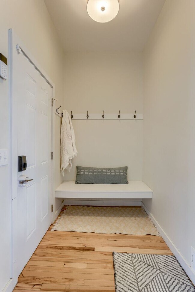 Building Photo - Charming 2 Bedroom Just Minutes from the Old Market!!