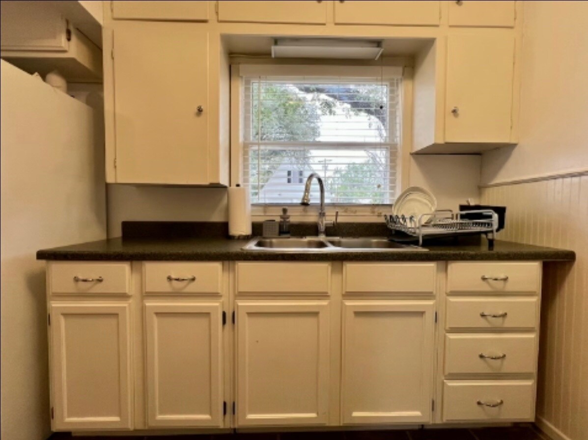 Building Photo - 1515 W Concho Ave