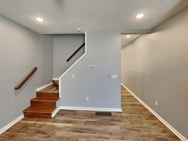 Building Photo - 127-141 E 11th Ave-141