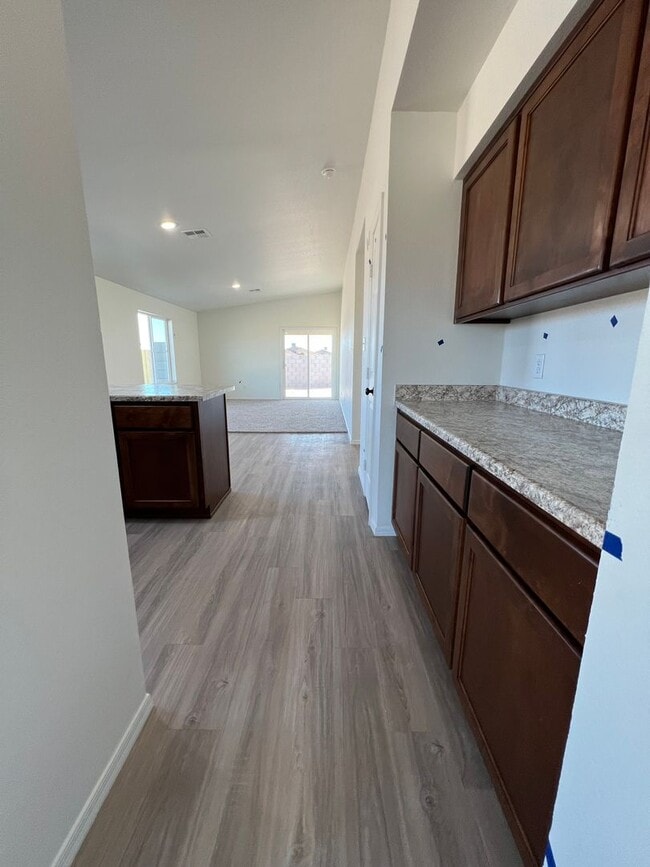 Building Photo - 4 BEDROOM HOME!