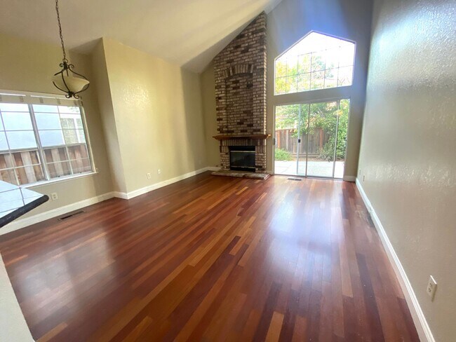 Building Photo - Pleasanton 3 Bd./2 Bath, Lots of Light, Top Rated Schools, Close to 580/680, Shopping & Restaurants