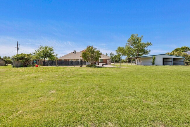 Building Photo - Updated Home with Pool & Shop on 1 acre lot