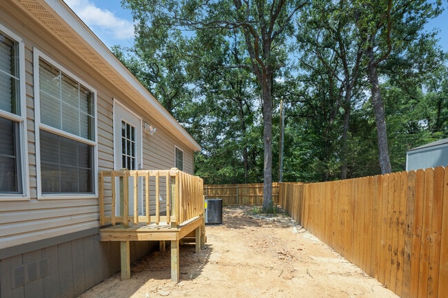 Building Photo - 202 Wild Flower Dr