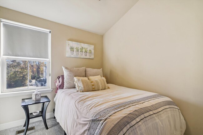 Building Photo - 605 S Cherry Grove Ave