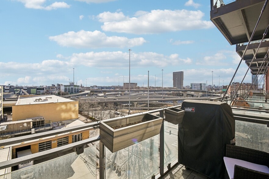 Building Photo - 333 S Desplaines St