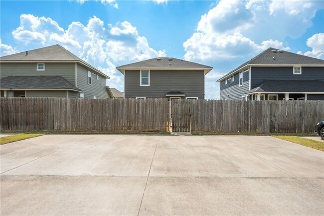 Building Photo - 2919 McLaren Dr