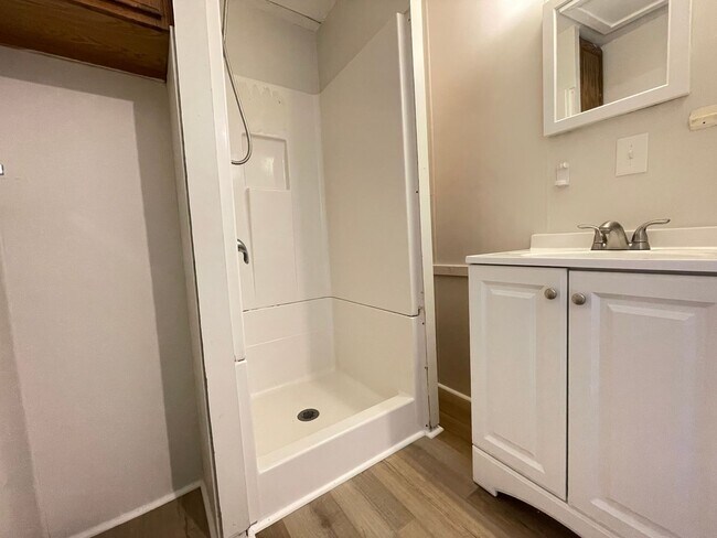 Building Photo - 98 Main St