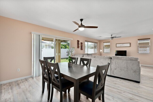 Building Photo - Welcome to this bright and inviting 3 bedroom