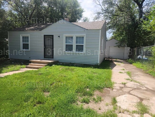 Primary Photo - $1095 - 3 bedroom / 1 bathroom - Single Fa...