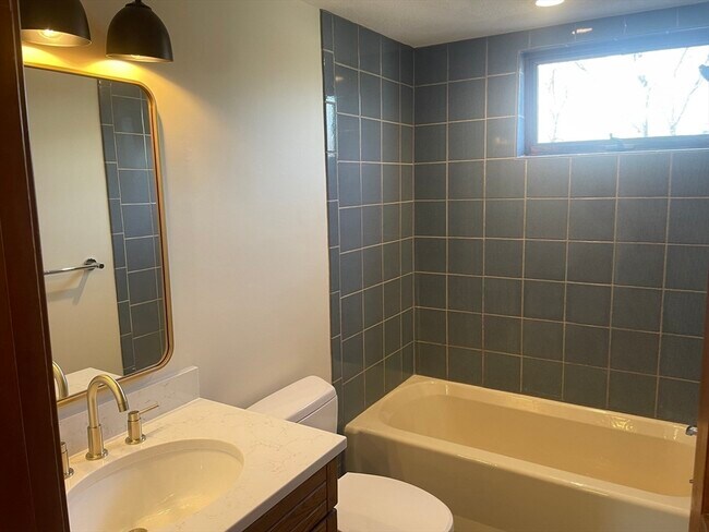 Building Photo - 98 Rockland St