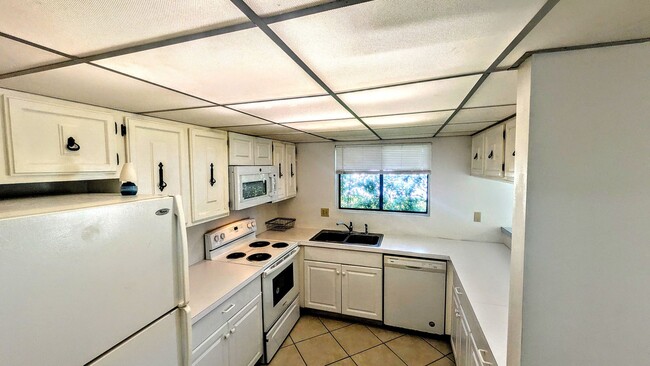 Building Photo - Annual UNfurnished 3-bedroom, 2/ 1/2 bathr...