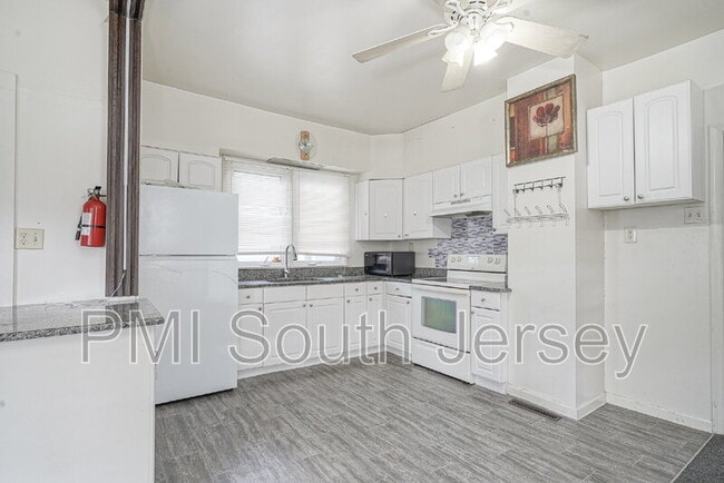 Building Photo - 121 Oak St