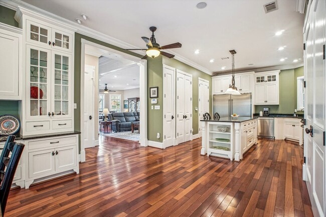 Building Photo - Stunning and Spacious Single Family Home S...