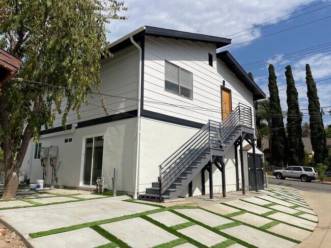 Building Photo - 1385 N Marengo Ave