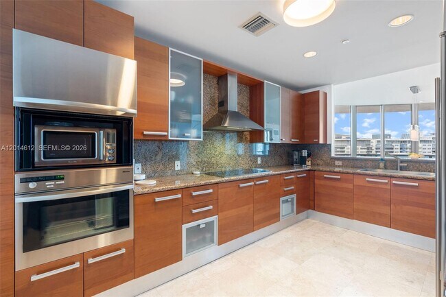 Building Photo - 5959 Collins Ave