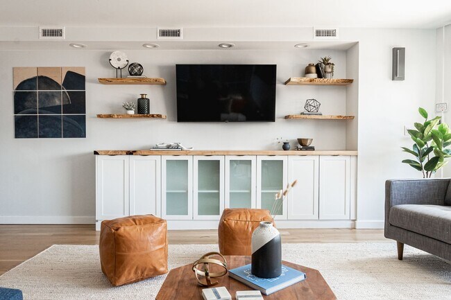 Building Photo - Gorgeous 2 Bedroom 2 Bathroom Condo in Low...