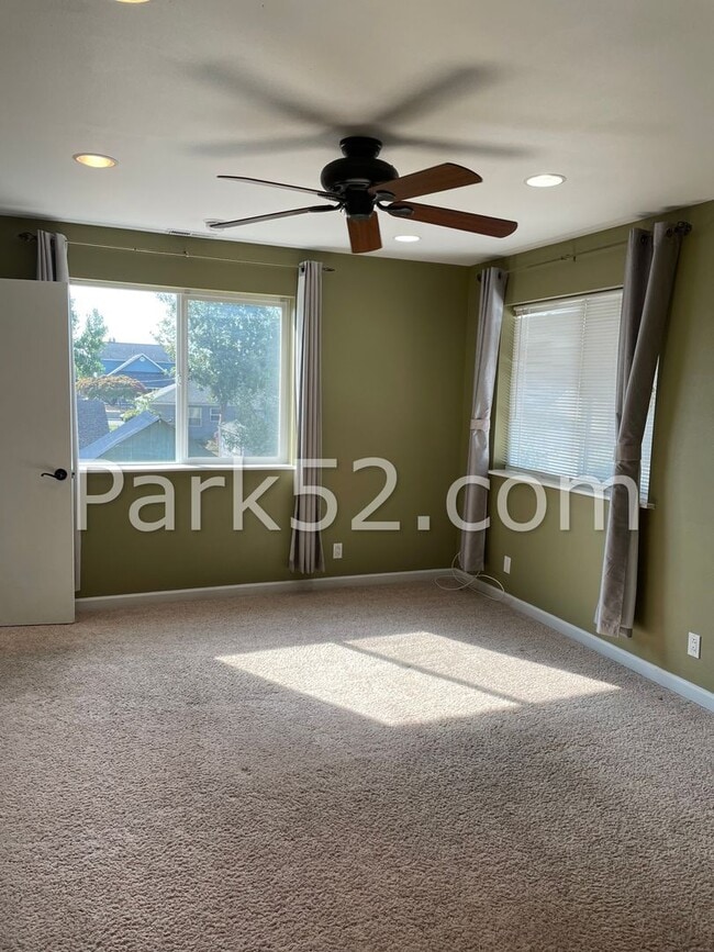 Building Photo - 4 Bedroom Single Family Home
