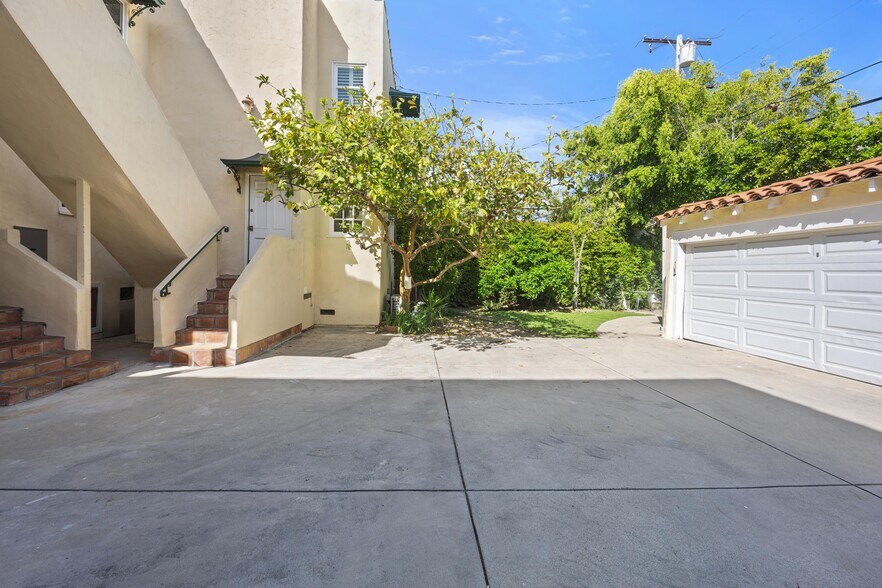 Building Photo - 166 N Arnaz Dr