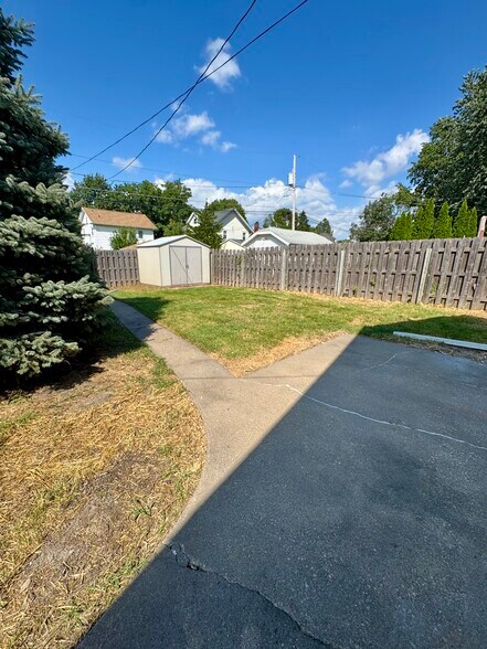 Building Photo - 416 E 29th Pl