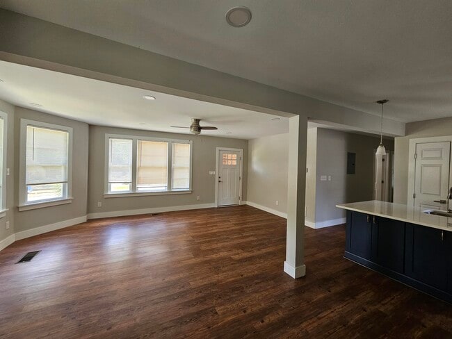 Building Photo - 4 W De Soto St